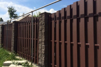 Забор из евроштакетника с кирпичными столбами 25 метров фото в Перевозе