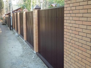 Забор из профнастила с кирпичными столбами 72 метра фото в Перевозе