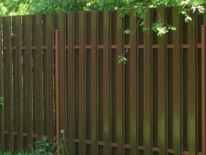 Забор из евроштакетника с бетонированием столбов 12 метров фото в Перевозе