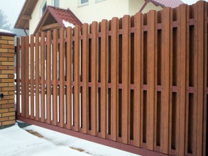 Забор из евроштакетника с кирпичными столбами 200 метров фото в Перевозе