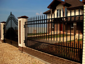 Сварные заборы с кирпичными столбами 12 метров фото в Перевозе