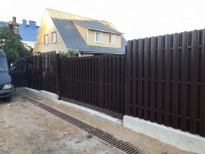 Забор из евроштакетника на ленточном фундаменте 40 метров фото недорого под ключ