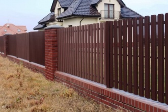 Забор из евроштакетника с кирпичными столбами 8 соток фото в Перевозе