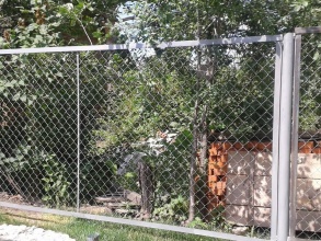 Забор из сетки рабицы в натяг секционный 10 соток фото под ключ с установкой